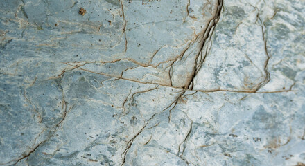 Textura natural de piedra gris azulada con grietas y detalles minerales