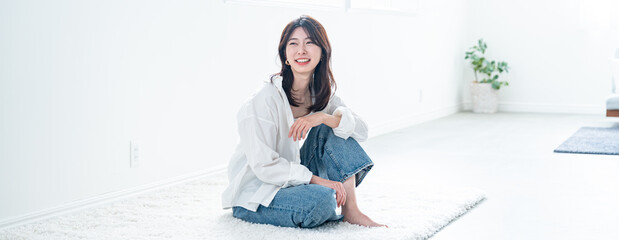 女性は肌に触れる・ スキンケア・美容医療・エステ・化粧品