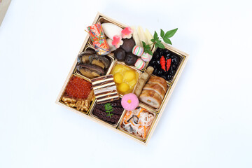 日本のお正月・新年を祝う縁起の良い料理が重箱に詰められた『おせち料理』（俯瞰写真）