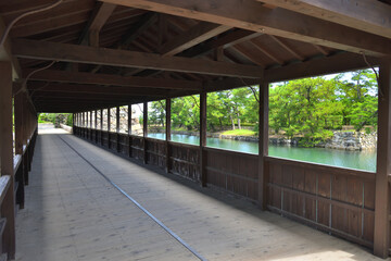晴天下の史跡高松城址玉藻公園の鞘橋の内観