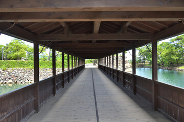 晴天下の史跡高松城址玉藻公園の鞘橋の内観
