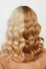 Naklejka premium Split hair color, half blonde and half brown, styled in waves