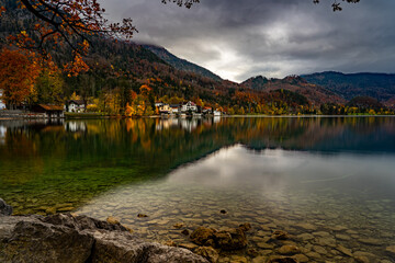 D&uuml;stere Herbststimmung am Kochelsee mit Spiegelung im Wasser