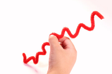 モールを持つ子どもの手