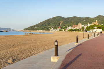 須磨海浜公園の朝（前方に鉢伏山と須磨浦ロープウェイ山上駅が見えます）　神戸市須磨区にて