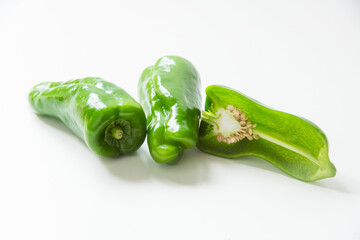 ピーマンの半切り　白背景