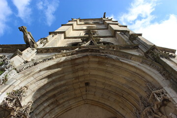 Auxonne, église Notre-Dame, tour en contreplongée (avec gargouilles)