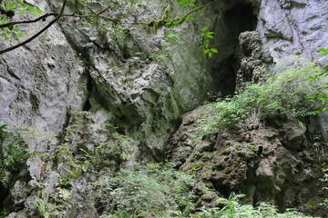 岡山県新見市草間の羅生門周辺　巨大な岩の壁