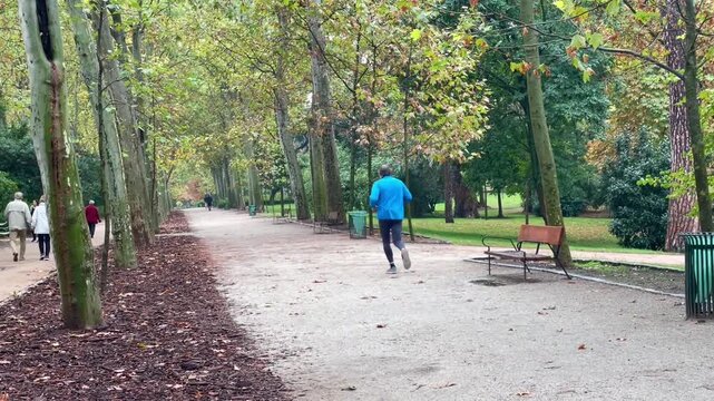 Corredor deportista runner haciendo footing aer&oacute;bico en el parque