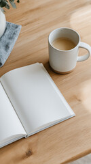 ノートとカフェラテが並ぶ穏やかな朝のテーブル