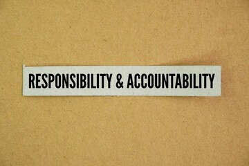Obraz premium Paper with the words responsibility and accountability. Responsibility relates to the completion of a task, whereas accountability relates to the subsequent examination of its success