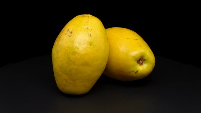 ２つの果林を黒背景で回転させた4K動画