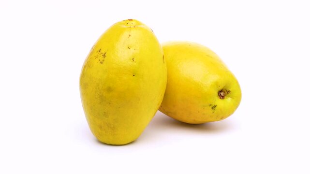 ２つの果林を白背景で回転させた4K動画