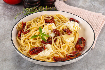 Italian spaghetti with stracciatella and tomato
