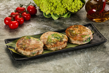 Roasted tuna medallion with broccoli