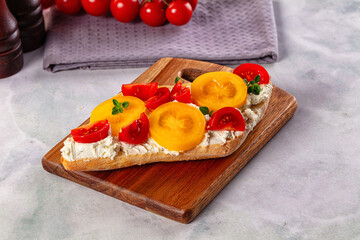 Bread with cream cheese and tomato