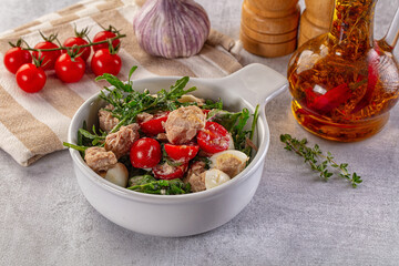 Green salad with canned tuna