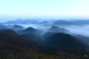 a misty view through the mountains