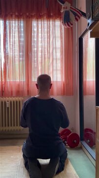 Ejercicio y gimnasio dom&eacute;stico en casa con pesa de espaldas