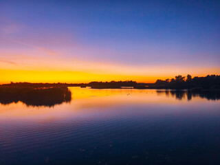 Atardecer en el lago.