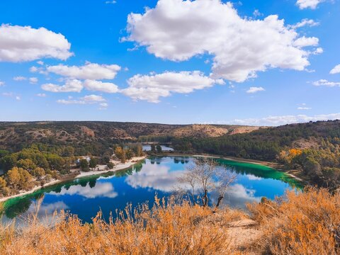 Paisaje colorido con nubes y reflejos en la laguna. Parque Natural de las Lagunas de Ruidera. Castilla La Mancha. Espa&ntilde;a.