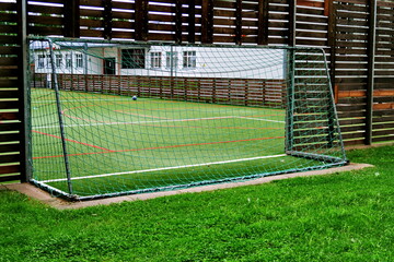 Cages de but à l'extérieur du terrain de sport.