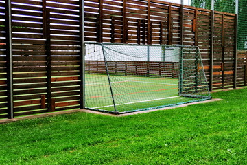 Cages de but à l'extérieur du terrain de sport.