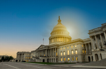 Obraz premium Capitol building washington dc with bright light in night sky