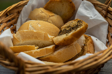 fette di pane fresco fatto in casa e speziato in un cestino
