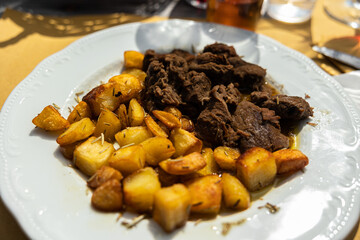 piatto tradizionale del nord Italia a base di gnocchi e pezzi di carne di manzo