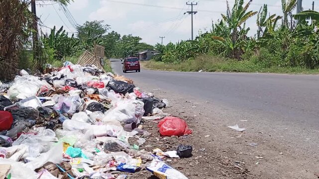 The behavior of throwing rubbish in the wrong place on the side of the highway has a negative impact on the environment and health, therefore throw rubbish in the right place so it can be processed.