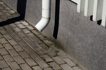 Tuyau de drainage d'eau de pluie. Tuyau d'évacuation de gouttière.