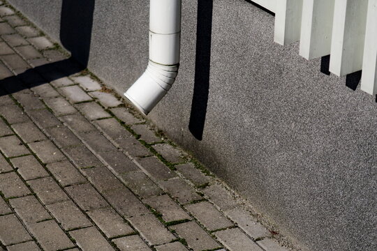 Tuyau de drainage d'eau de pluie. Tuyau d'&eacute;vacuation de goutti&egrave;re.