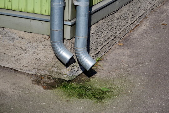 Tuyaux de drainage d'eau de pluie. Tuyaux d'&eacute;vacuation de goutti&egrave;re.	