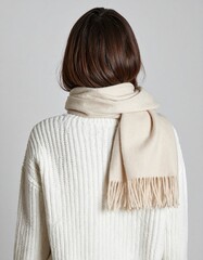 冬のぬくもりを感じる後ろ姿 女性の首元とニットの質感が際立つ静かな瞬間
