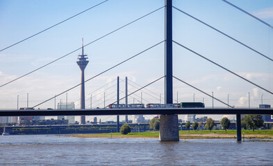 Düsseldorf, Rheinbrücken, Rheinturm