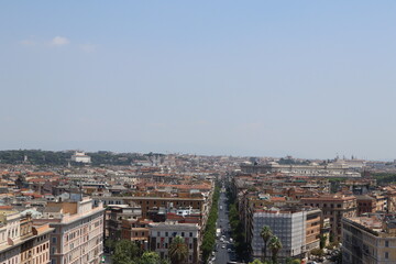 Fototapeta premium Expansive panoramic view of Rome's urban sprawl from the Vatican, featuring numerous buildings and a clear horizon.