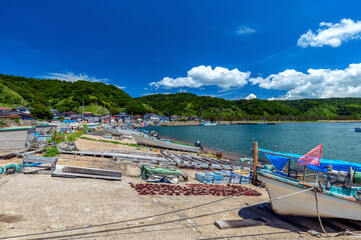 【秋田県戸賀港】自然に囲まれた静かな漁村の風景
