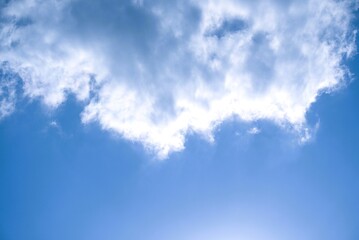 Obraz premium Bright Blue Sky with Fluffy White Clouds on a Sunny Day.