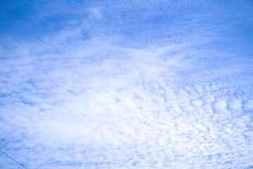 Obraz premium Blue Sky with White Altocumulus Clouds on a Bright Sunny Day.