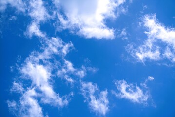Obraz premium Bright Blue Sky with Fluffy White Clouds on a Sunny Day.