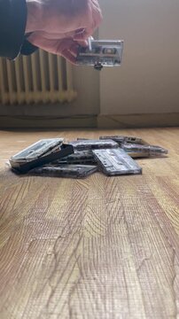 cinta cassette magn&eacute;tica de m&uacute;sica antigua vintage enrollada con boli y apilada en mont&oacute;n