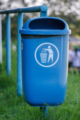 Blauer Papierkorb oder M&uuml;lleimer mit Rcycling Symbol