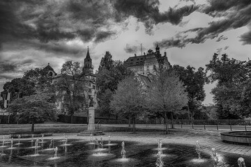 Hohenzollernschloss zu Sigmaringen - Schwarz Wei&szlig; Aufnahme bei Gewitter und bew&ouml;lktem Himmel.