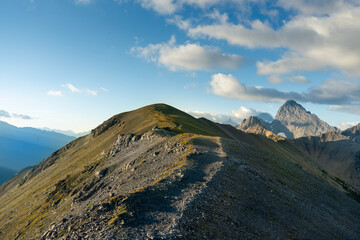 Fototapeta premium A winding trail snaking along the ridge line of a rugged, rocky mountain.
