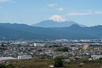 初冠雪の富士山と小田原市（2025年10月23日）