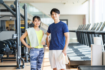 ジムでトレーニングをする若い男女 撮影協力：スポーツクラブ&サウナスパ ルネサンス 幕張24
