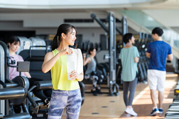 Fototapeta premium ジムでトレーニングをする若い女性 撮影協力：スポーツクラブ&サウナスパ ルネサンス 幕張24
