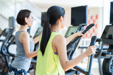 ジムでトレーニングする女性　撮影協力：スポーツクラブ&サウナスパ...