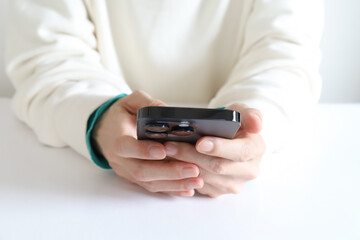 スマートフォンを見る女性